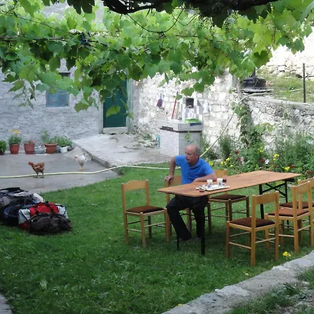 Shtini بيت ضيافة Fshat